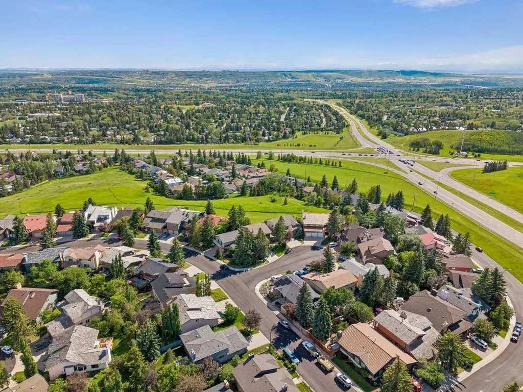 31 Edgehill Bay NW Calgary AB T3A 2X2