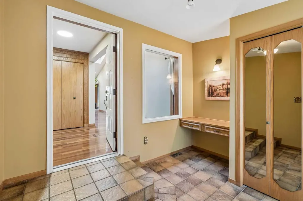 31 Edgehill Bay NW Calgary AB T3A 2X2