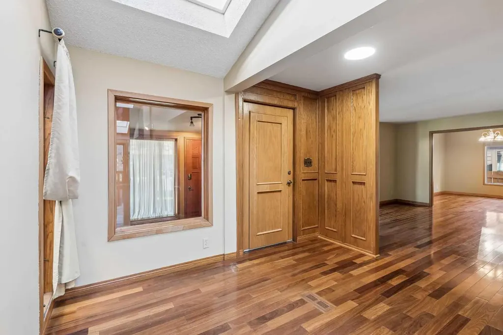 31 Edgehill Bay NW Calgary AB T3A 2X2