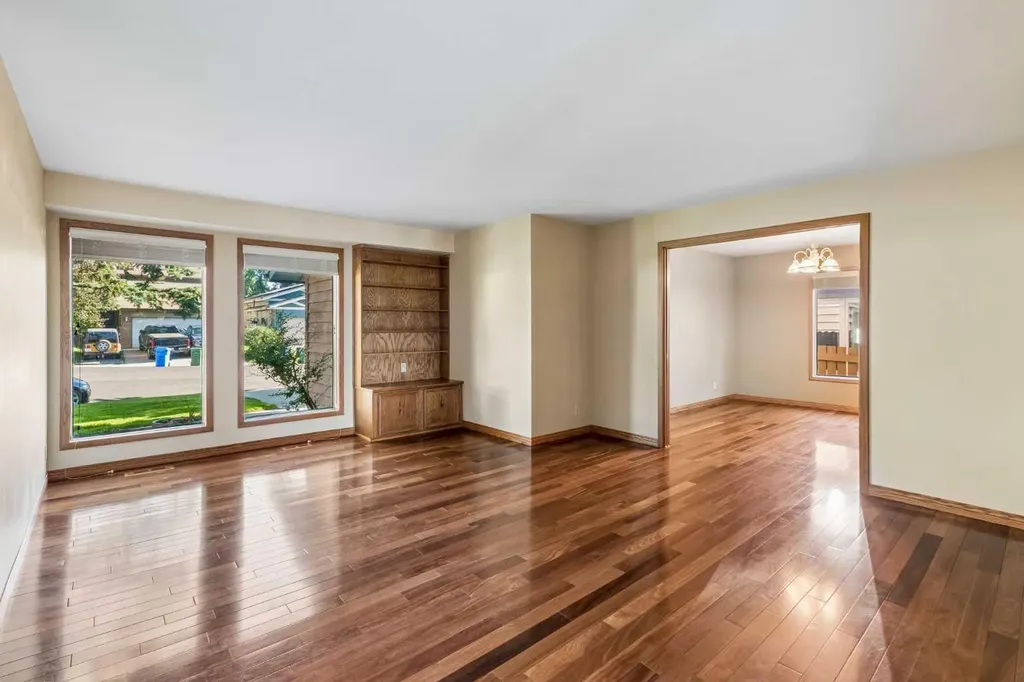 31 Edgehill Bay NW Calgary AB T3A 2X2