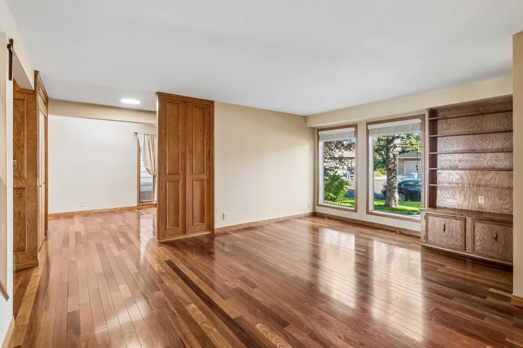 31 Edgehill Bay NW Calgary AB T3A 2X2