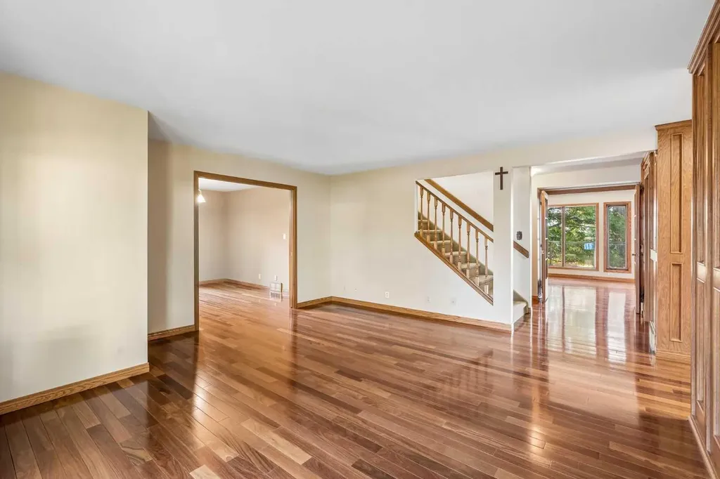 31 Edgehill Bay NW Calgary AB T3A 2X2
