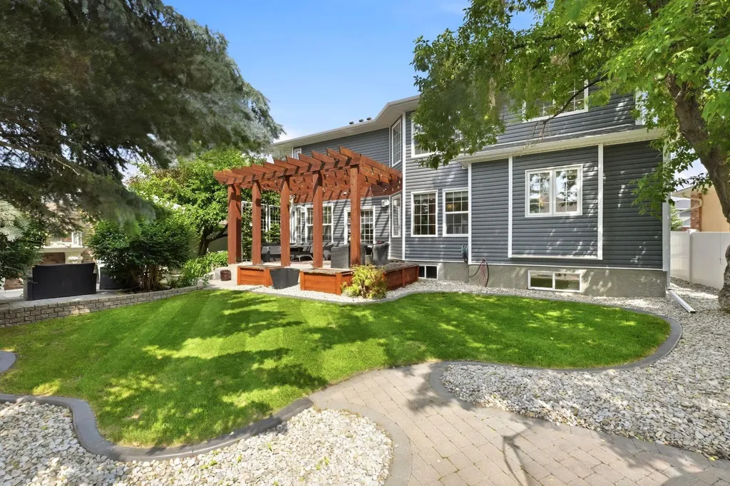 11 Alton Street Red Deer AB T4R 2H1