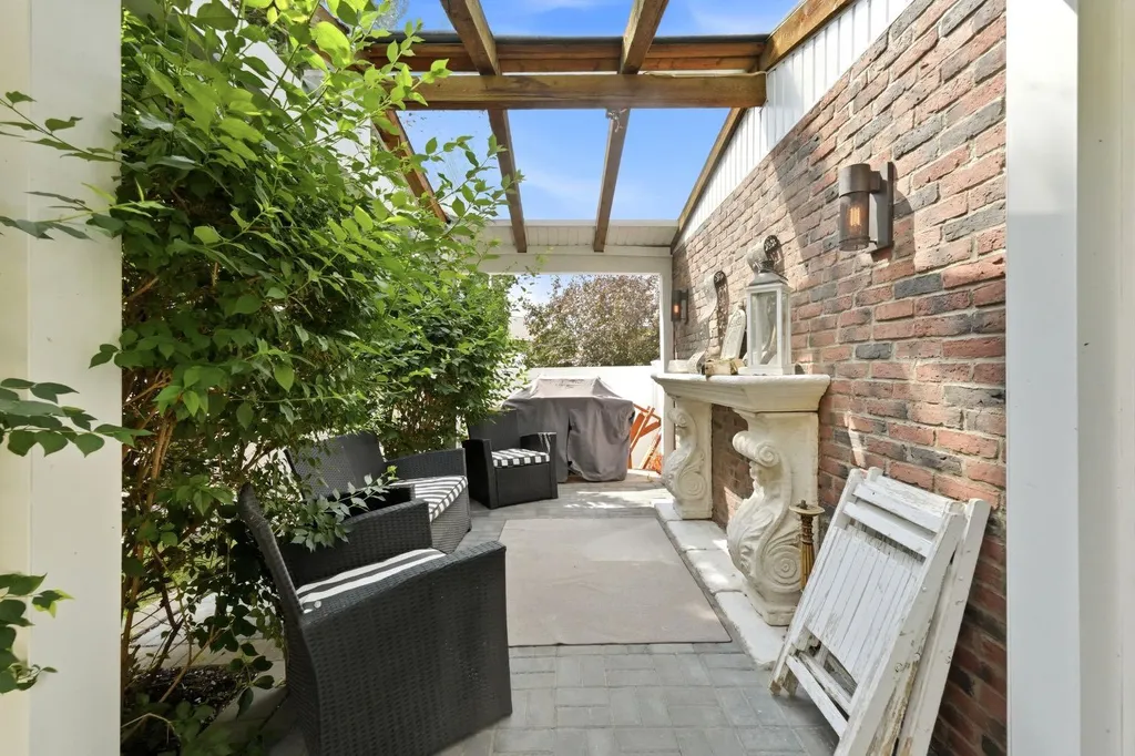 11 Alton Street Red Deer AB T4R 2H1