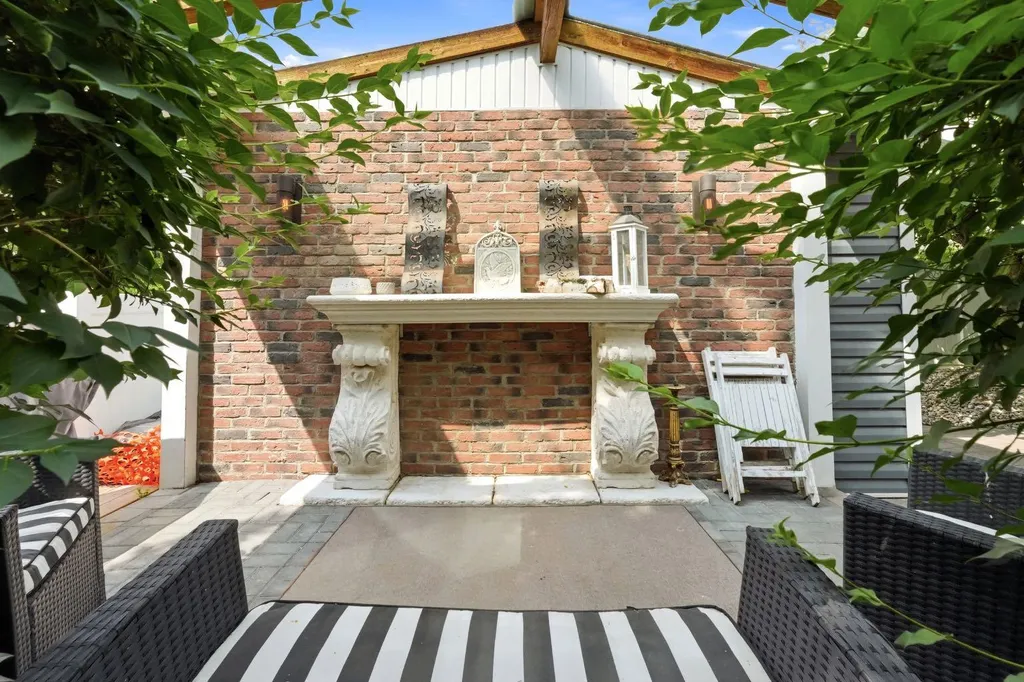 11 Alton Street Red Deer AB T4R 2H1