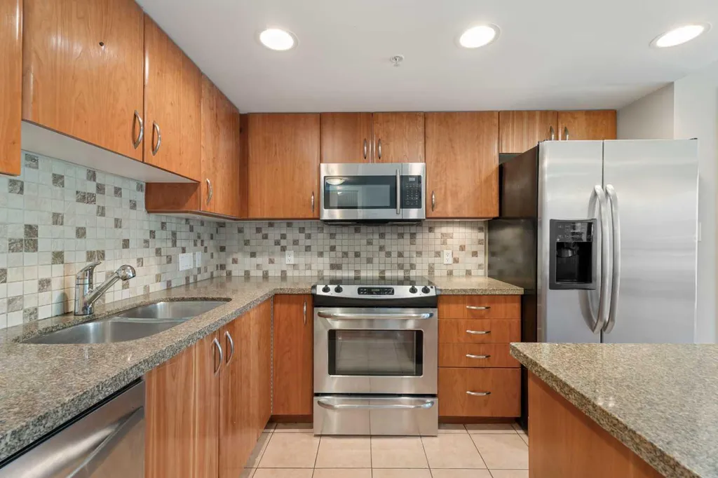 1088 6 Avenue SW Calgary AB T2P 5N3