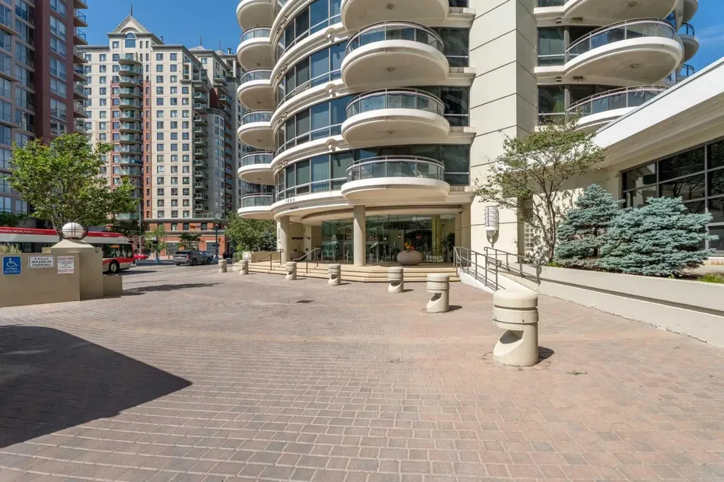 1088 6 Avenue SW Calgary AB T2P 5N3
