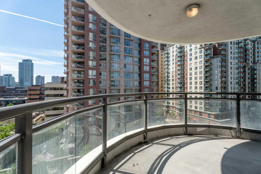 1088 6 Avenue SW Calgary AB T2P 5N3