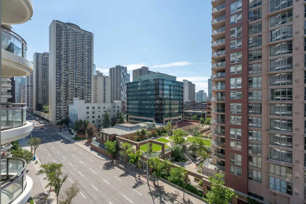 1088 6 Avenue SW Calgary AB T2P 5N3