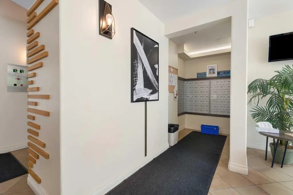 1088 6 Avenue SW Calgary AB T2P 5N3