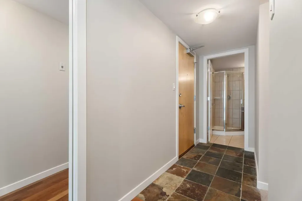 1088 6 Avenue SW Calgary AB T2P 5N3