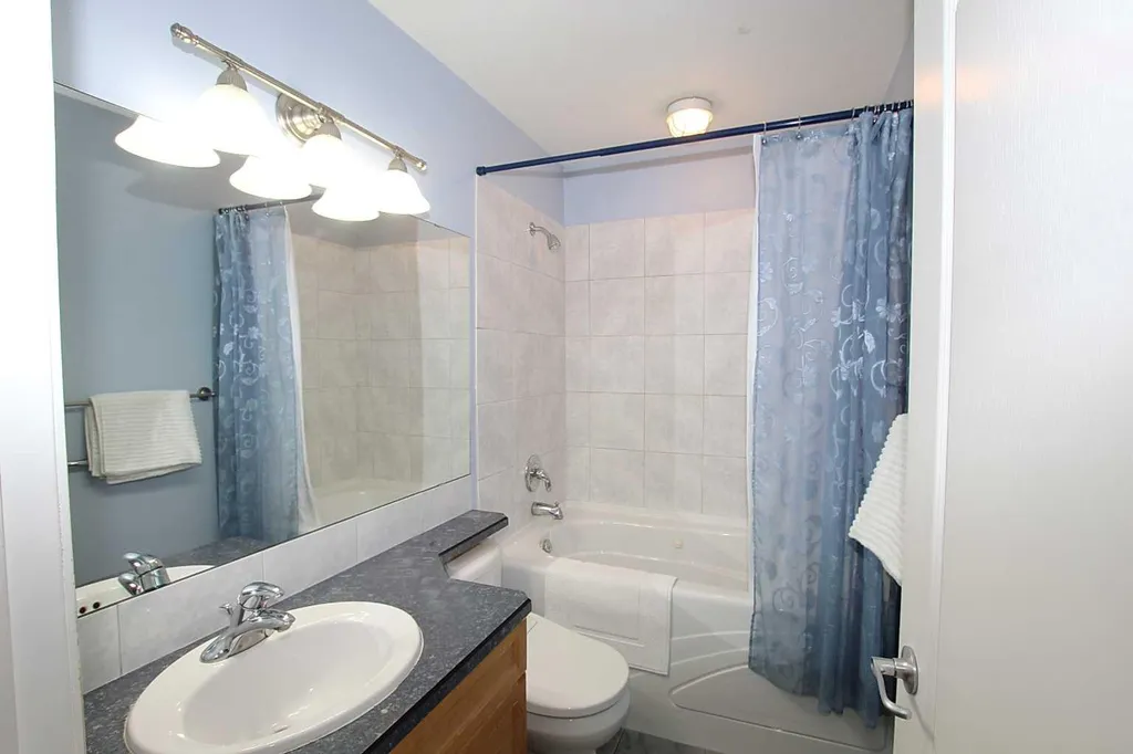 76 Lakeway Boulevard Sylvan Lake AB T4S 2P4
