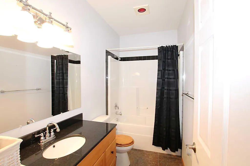 76 Lakeway Boulevard Sylvan Lake AB T4S 2P4