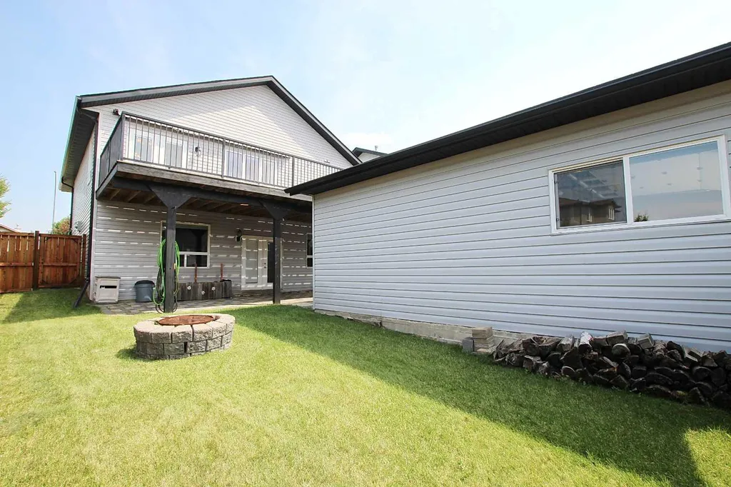 76 Lakeway Boulevard Sylvan Lake AB T4S 2P4