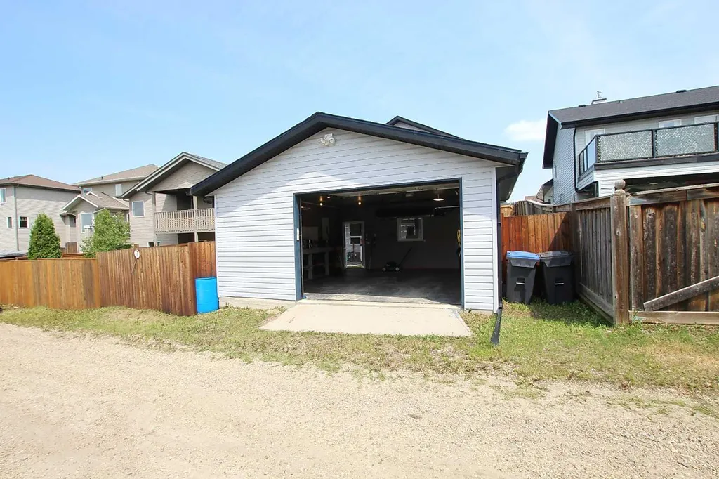 76 Lakeway Boulevard Sylvan Lake AB T4S 2P4