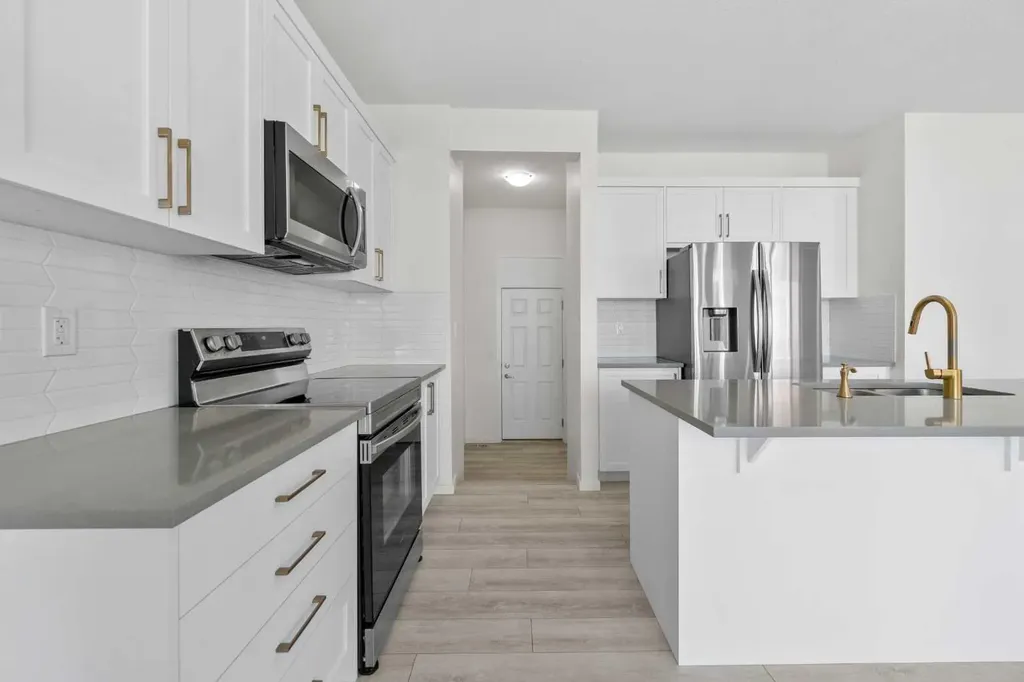 40 Carringham Gate NW Calgary AB T3P 1W1