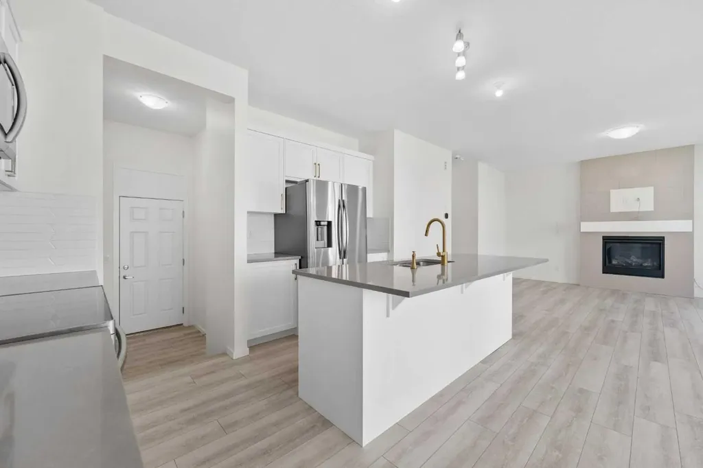 40 Carringham Gate NW Calgary AB T3P 1W1