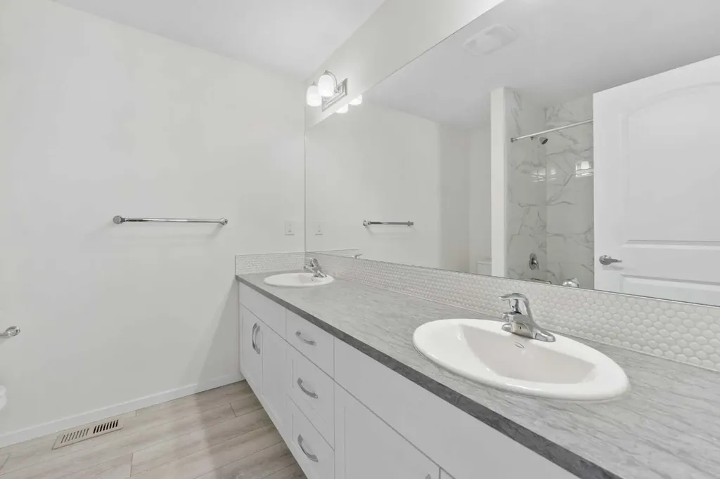 40 Carringham Gate NW Calgary AB T3P 1W1