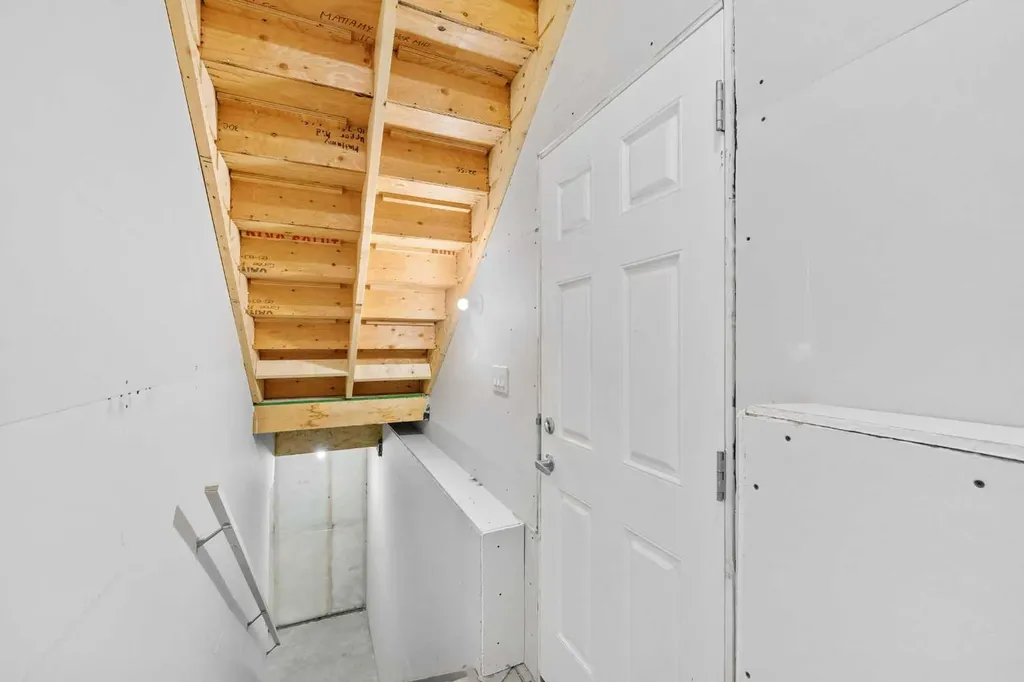 40 Carringham Gate NW Calgary AB T3P 1W1