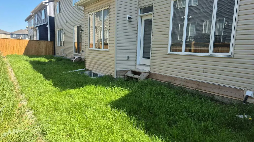 40 Carringham Gate NW Calgary AB T3P 1W1