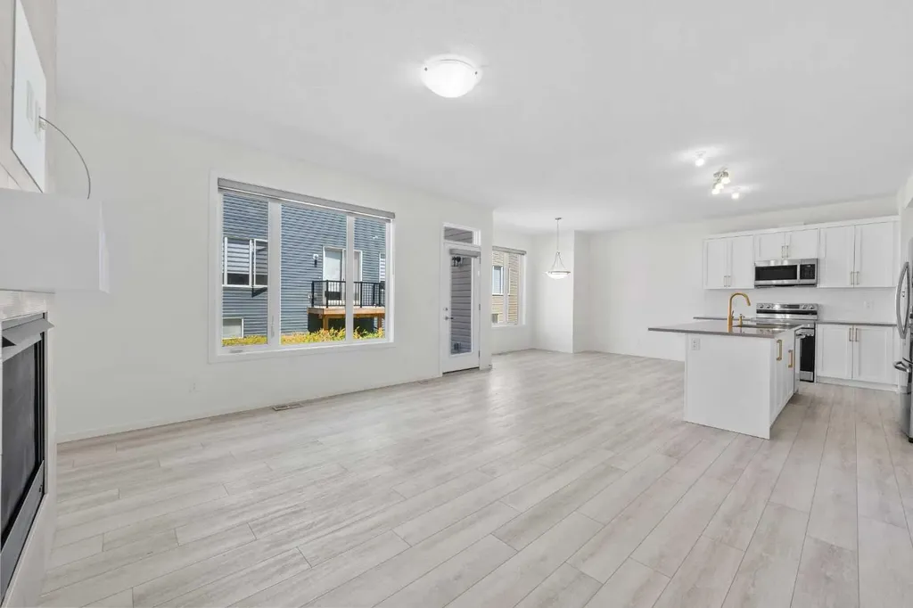 40 Carringham Gate NW Calgary AB T3P 1W1