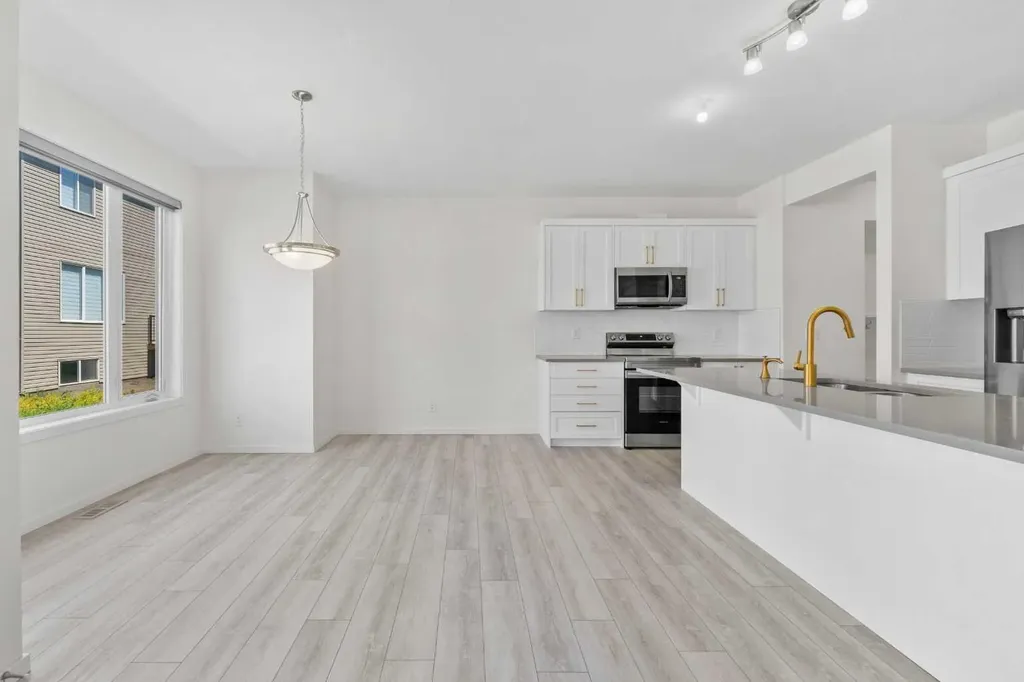 40 Carringham Gate NW Calgary AB T3P 1W1
