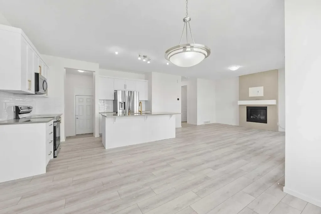 40 Carringham Gate NW Calgary AB T3P 1W1