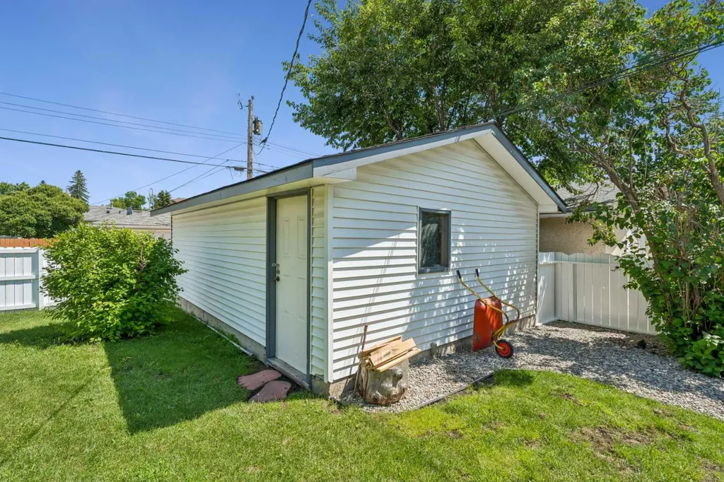 916 Mayland Drive NE Calgary AB T2E 6C4
