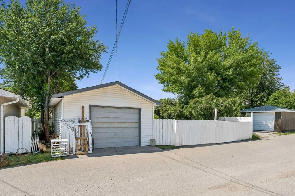 916 Mayland Drive NE Calgary AB T2E 6C4