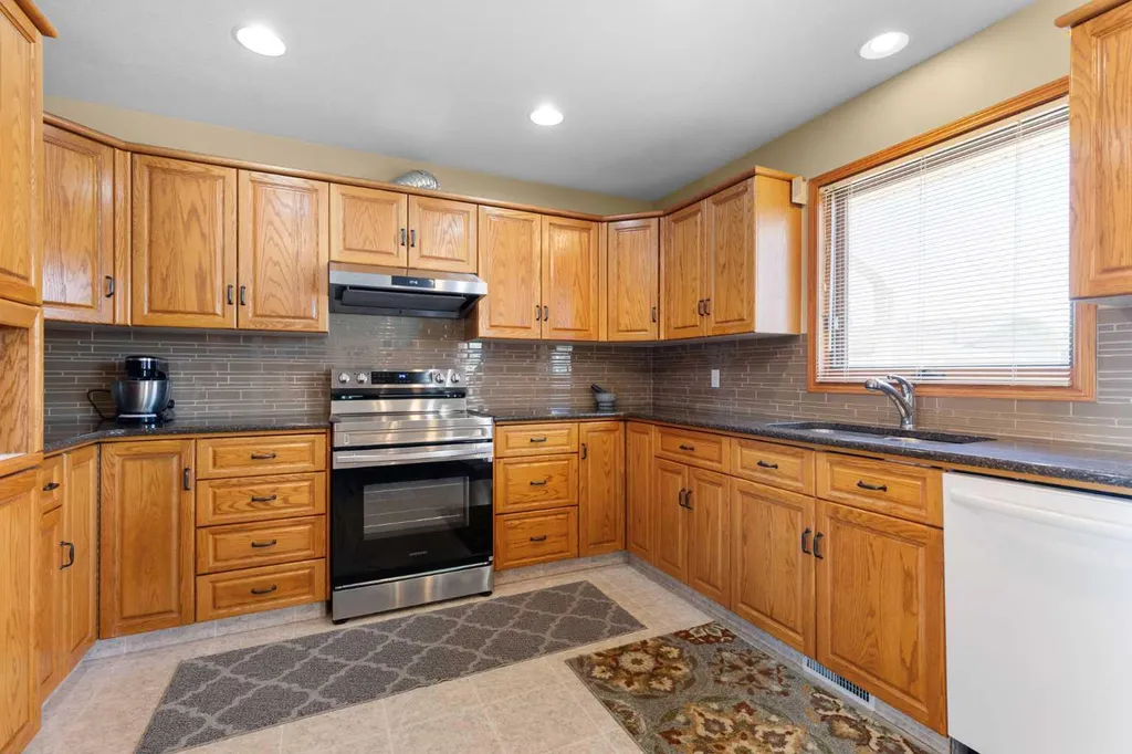 47 Taylor Avenue SE Medicine Hat AB T1B4B7