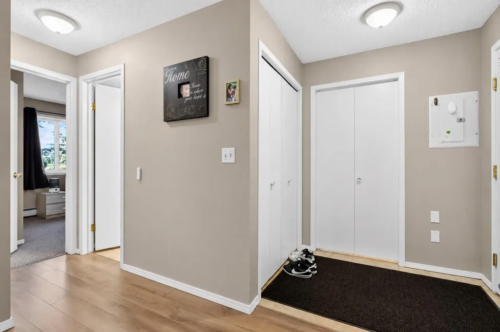 1717 60 Street SE Calgary AB T2A 7Y7