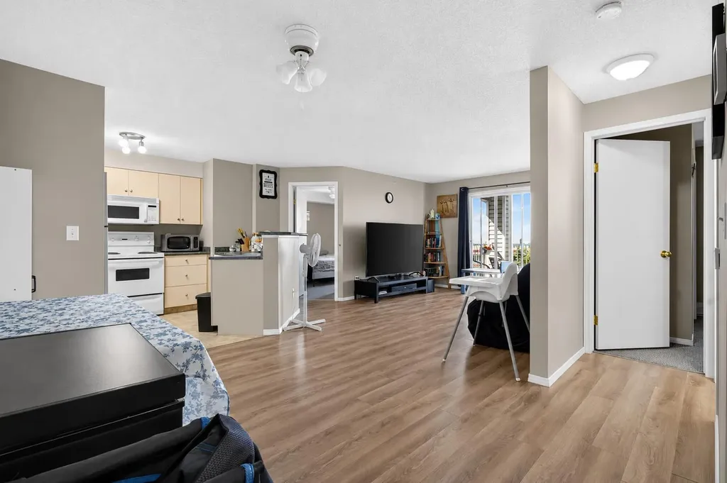 1717 60 Street SE Calgary AB T2A 7Y7