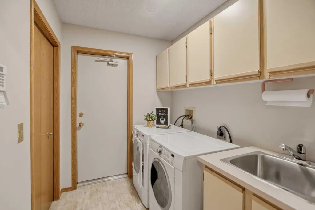 240 Varsity Estates Terrace NW Calgary AB T3B 5J4