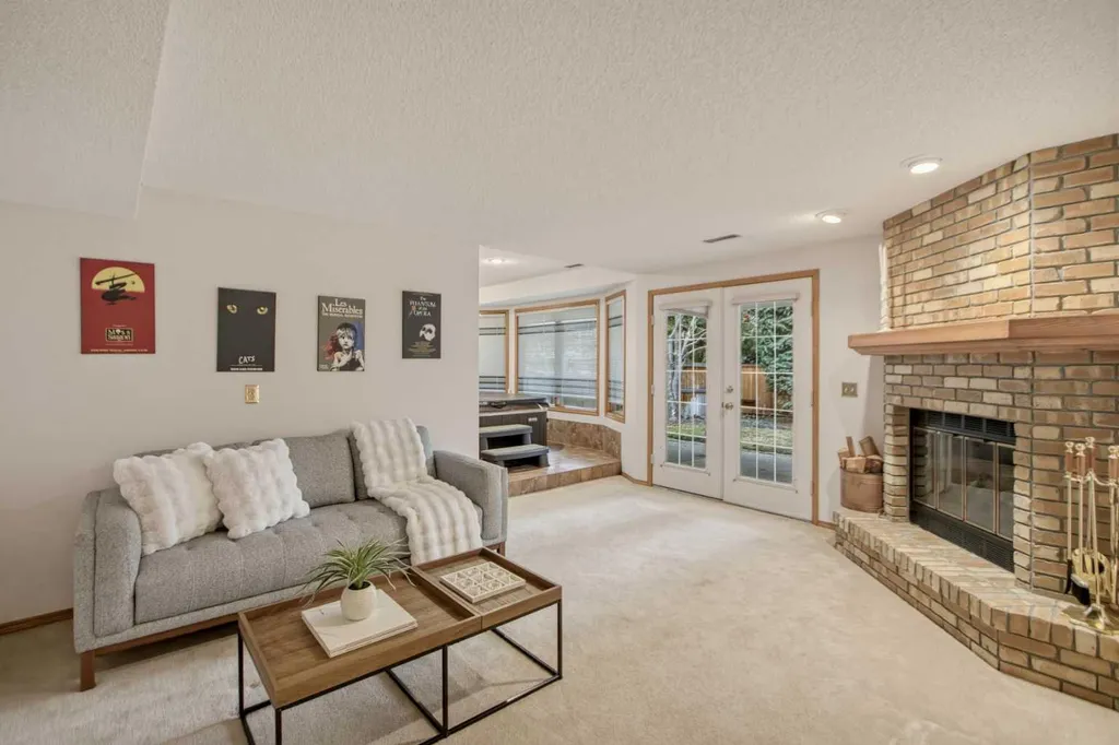 240 Varsity Estates Terrace NW Calgary AB T3B 5J4