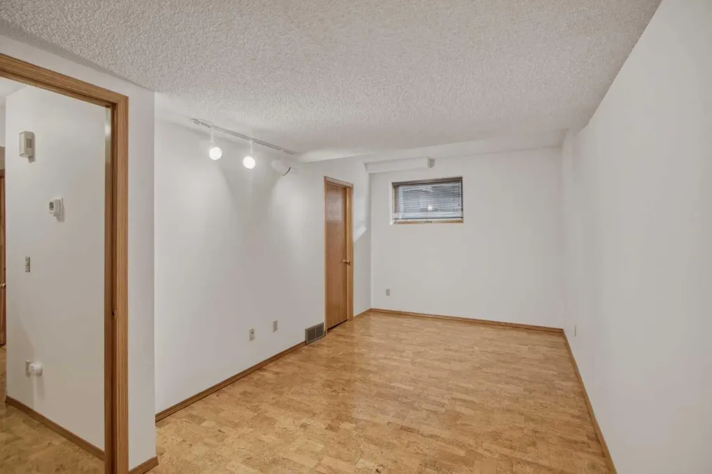 240 Varsity Estates Terrace NW Calgary AB T3B 5J4