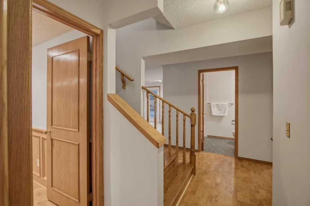 240 Varsity Estates Terrace NW Calgary AB T3B 5J4