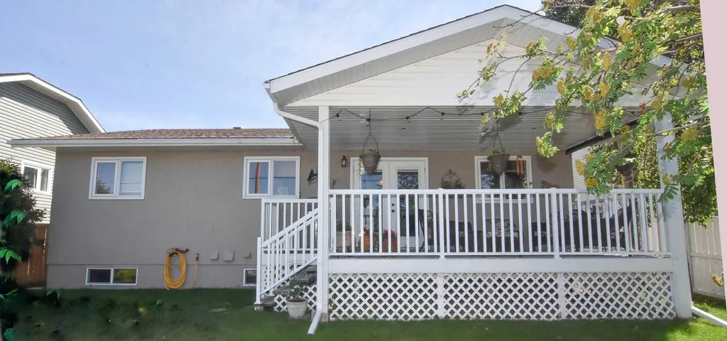 254 Maple Grove Crescent Strathmore AB T1P 1G2