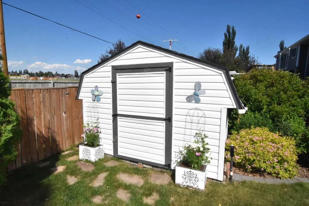 254 Maple Grove Crescent Strathmore AB T1P 1G2