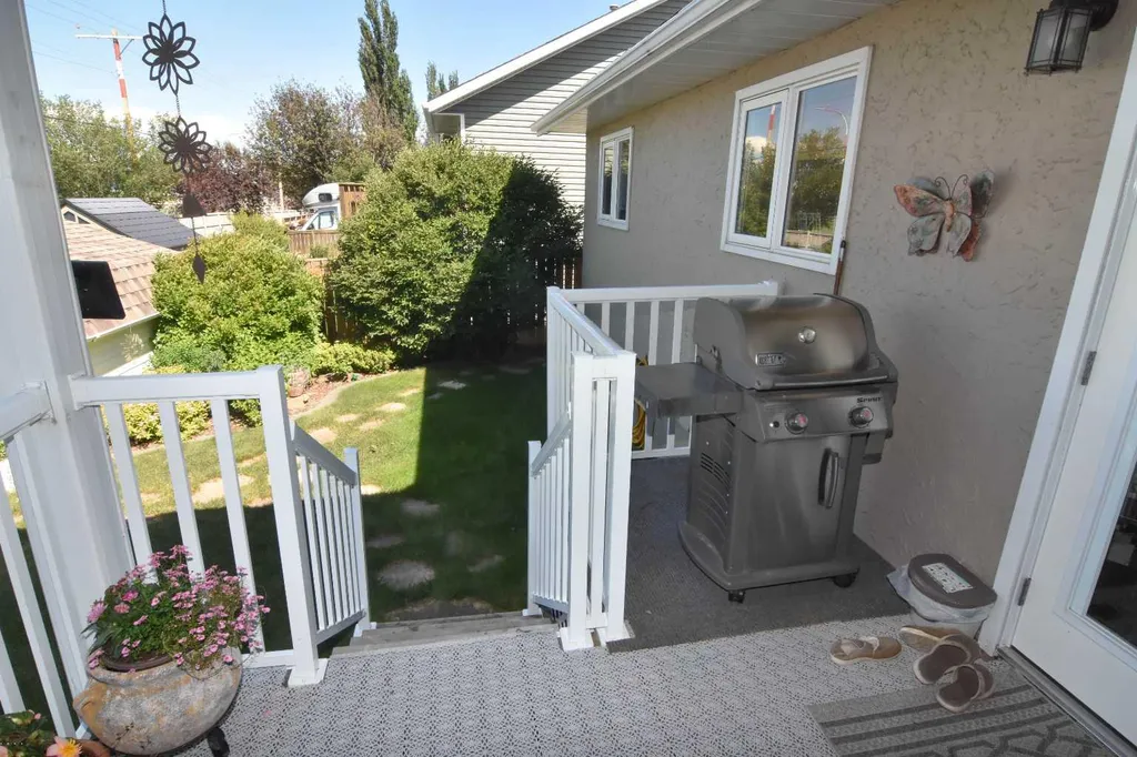254 Maple Grove Crescent Strathmore AB T1P 1G2