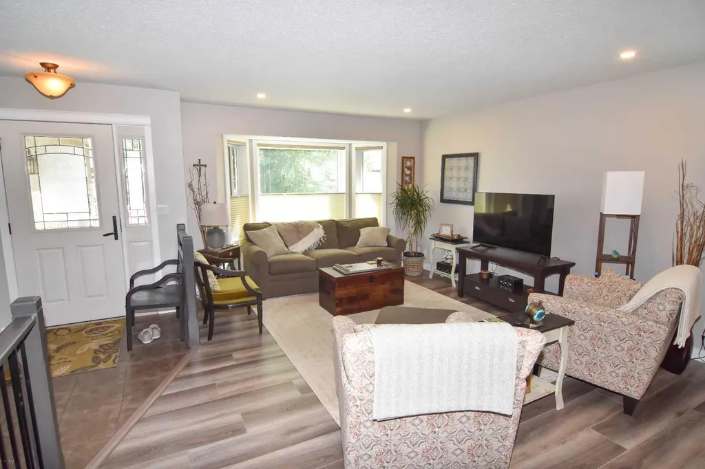 254 Maple Grove Crescent Strathmore AB T1P 1G2