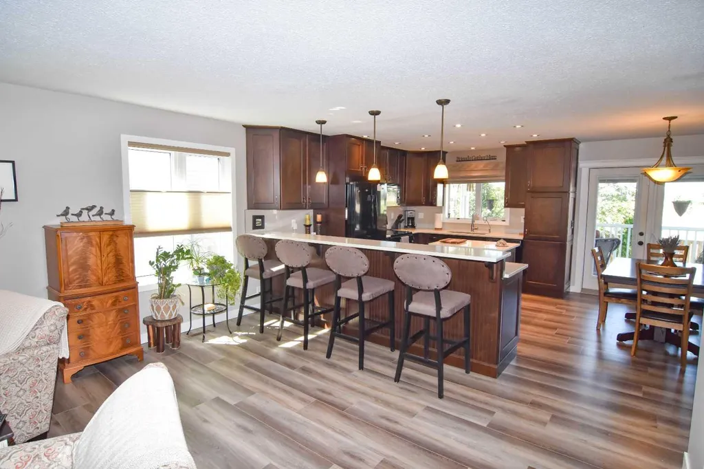 254 Maple Grove Crescent Strathmore AB T1P 1G2