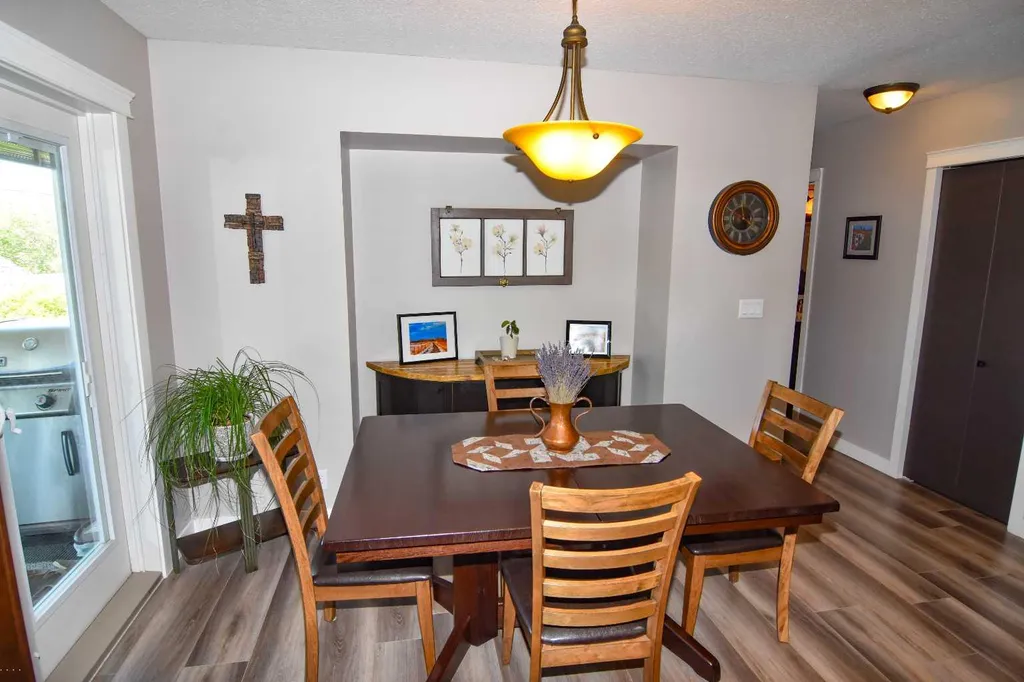 254 Maple Grove Crescent Strathmore AB T1P 1G2