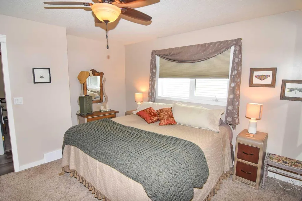 254 Maple Grove Crescent Strathmore AB T1P 1G2