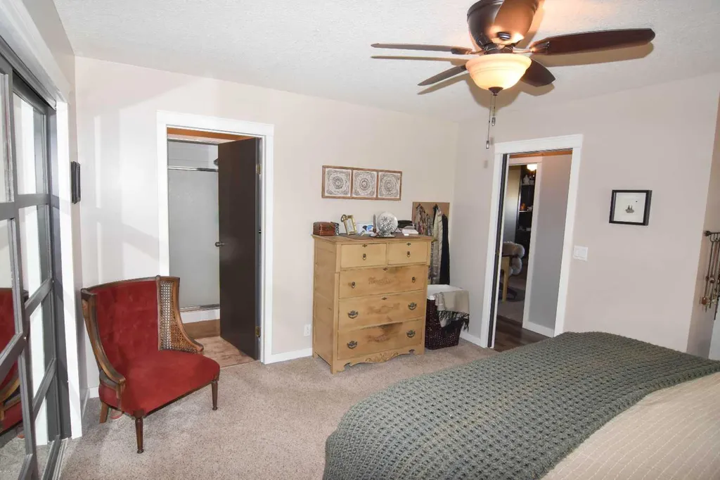 254 Maple Grove Crescent Strathmore AB T1P 1G2