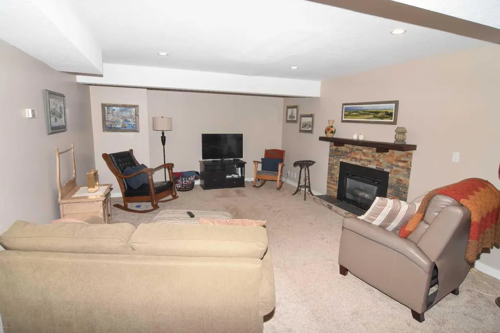 254 Maple Grove Crescent Strathmore AB T1P 1G2