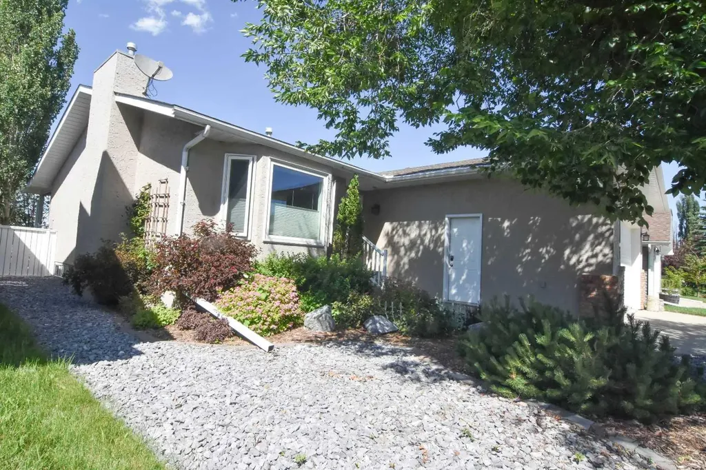 254 Maple Grove Crescent Strathmore AB T1P 1G2