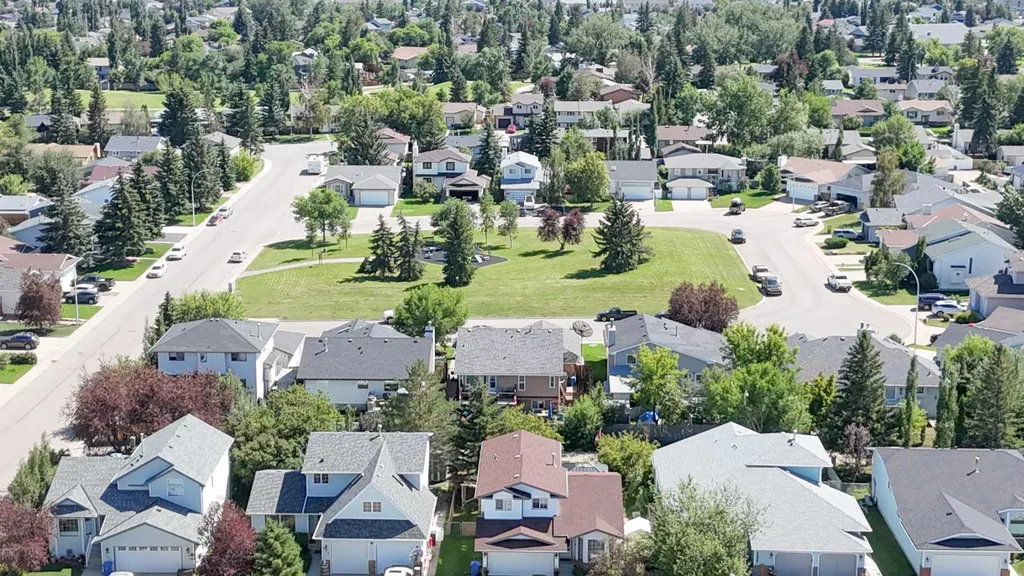 254 Maple Grove Crescent Strathmore AB T1P 1G2