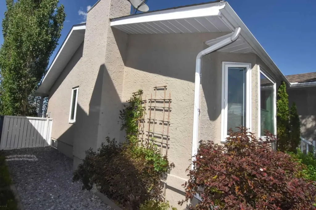 254 Maple Grove Crescent Strathmore AB T1P 1G2
