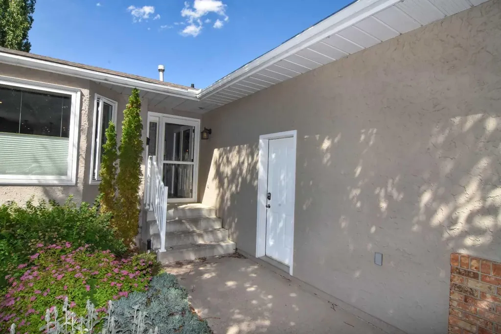 254 Maple Grove Crescent Strathmore AB T1P 1G2