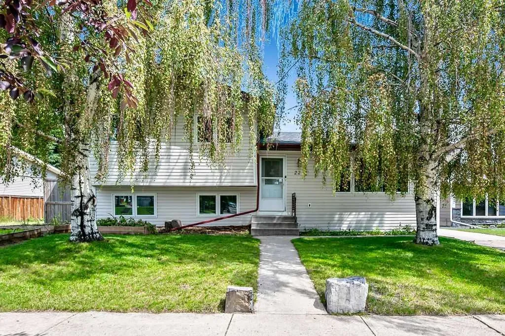22 Robinson Drive Okotoks AB T1S 1C4